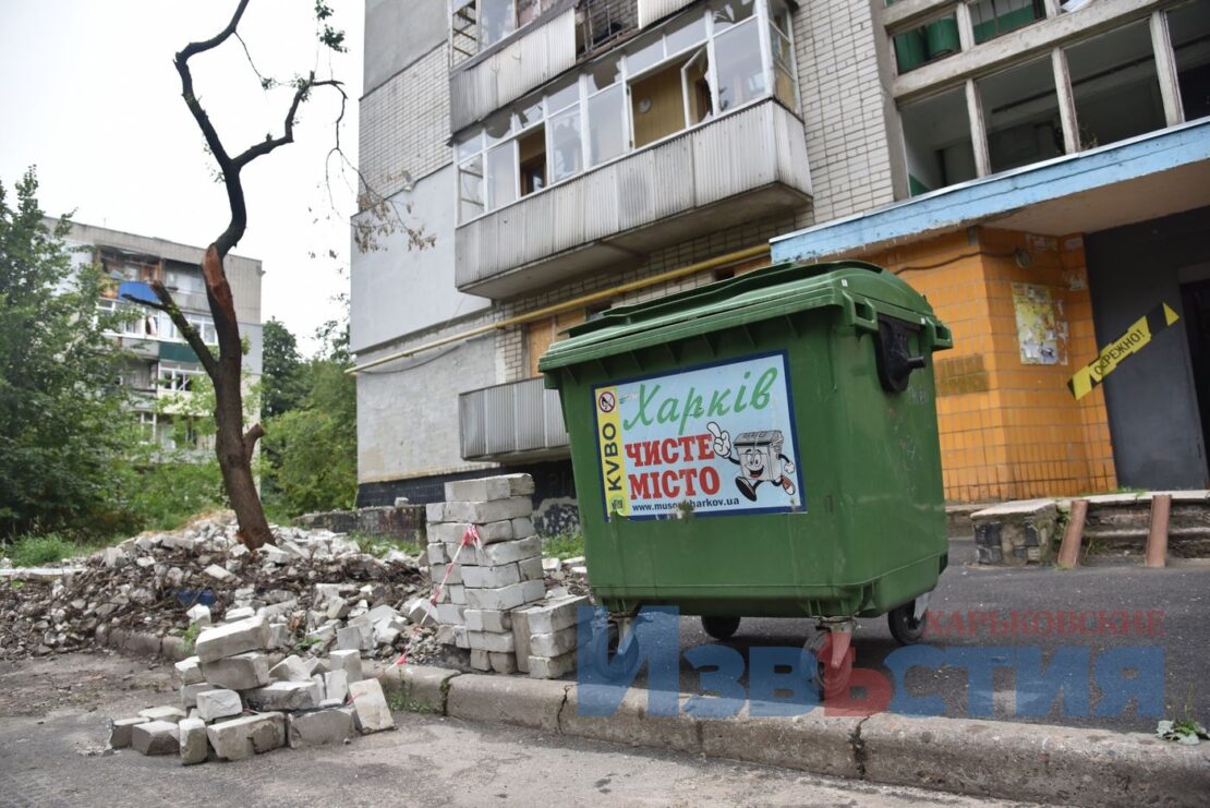 ФОТО Харків війна: Комунальники вивозять сміття з П'ятихаток 
