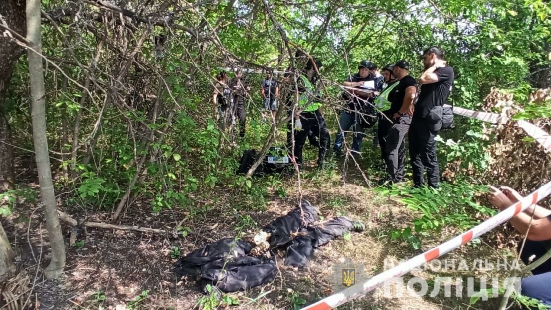 На Харківщині виявили тіло вбитого рашистами цивільного чоловіка зі зв’язаними руками (відео)