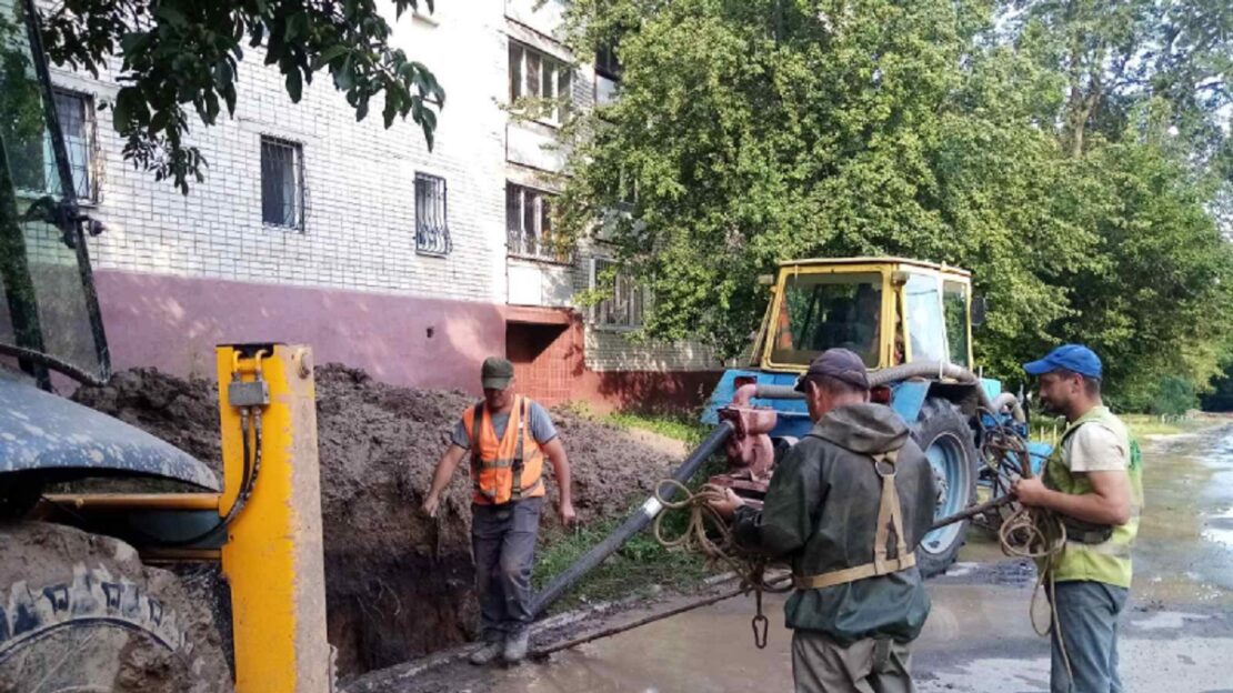 Новини Харкова: Комунальники проводять ремонти водоводів у Новобаварському районі 