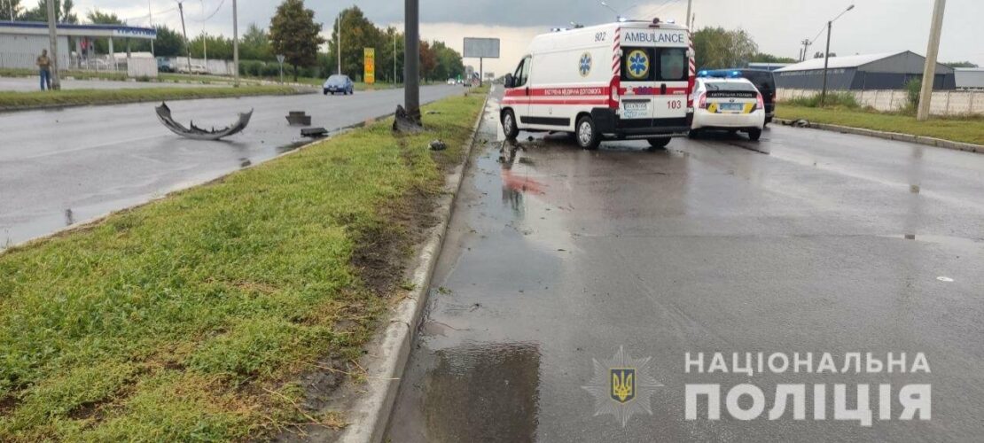 Смертельна ДТП у Харкові: автомобіль влетів у стовп на Льва Ландау