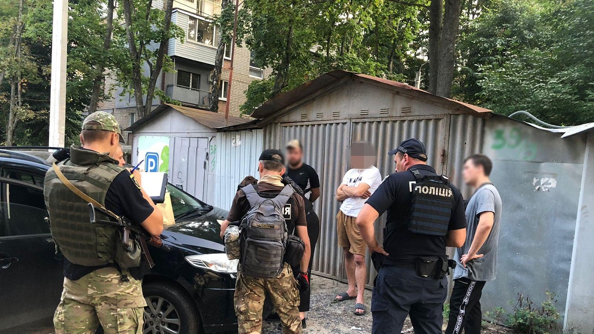 Новини Харкова: У закладника наркотиків вилучили бойову гранату