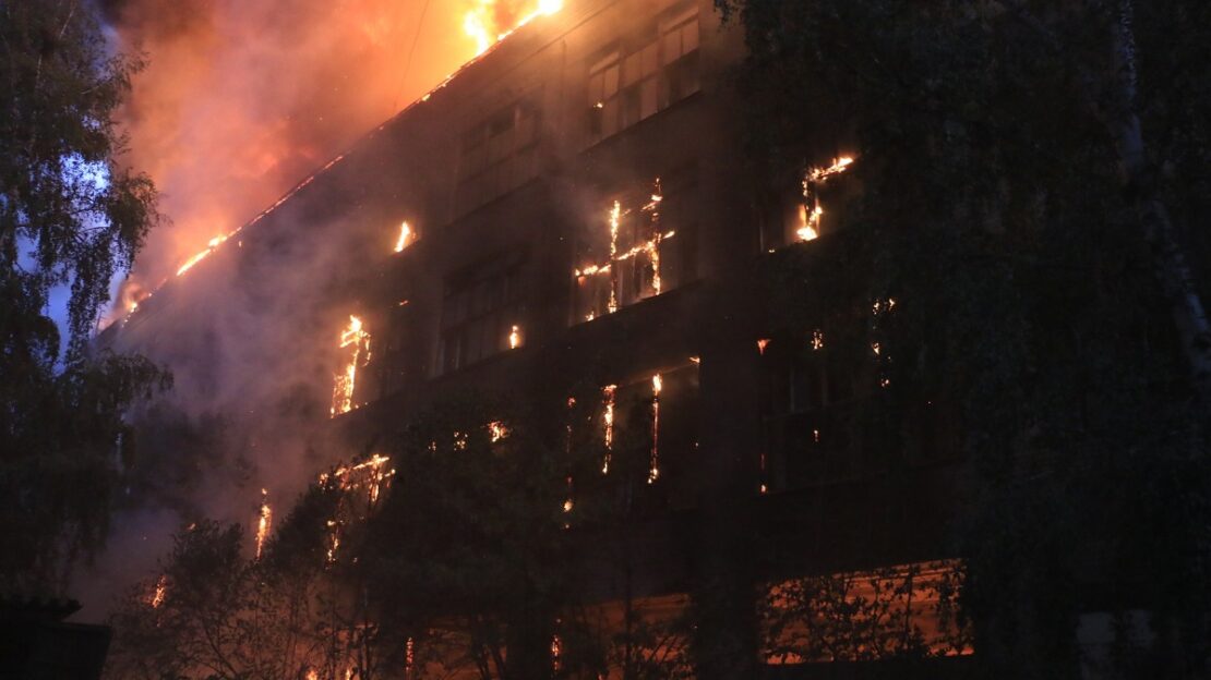 Новини Харкова: Масштабна пожежа на підприємстві у Новобаварському районі
