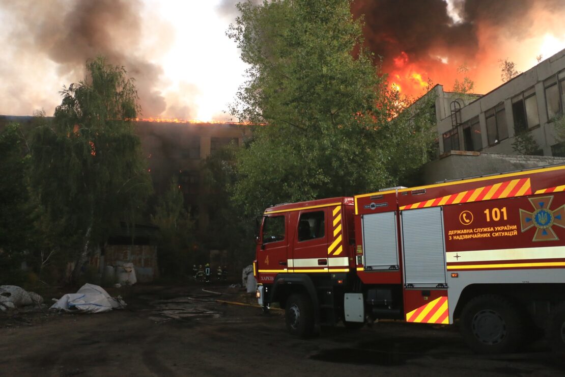 Новини Харкова: Масштабна пожежа на підприємстві у Новобаварському районі