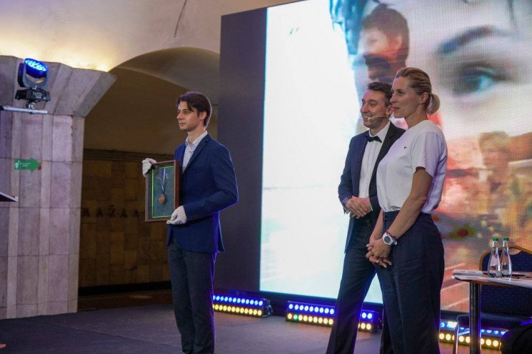 Новини Харкова: Радник керівника ОП продала спортивну медаль для підтримки ЗСУ
