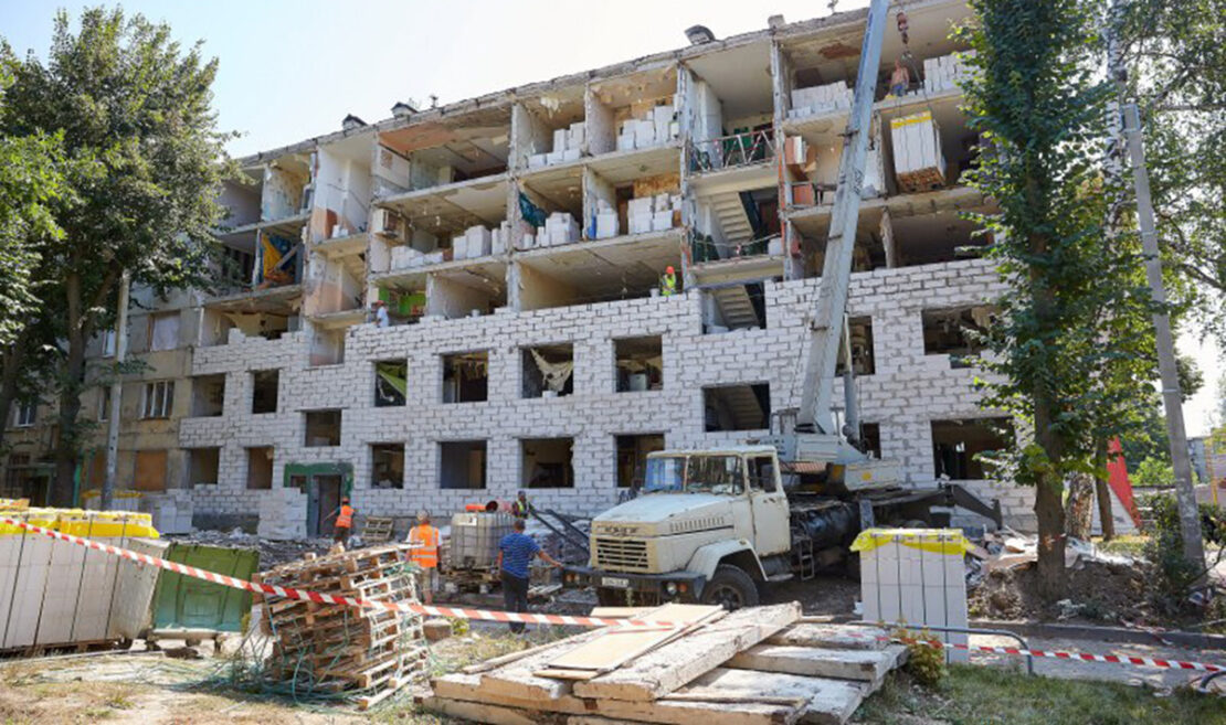Новини Харкова: Пошкоджений будинок по вулиці Космонавтів реконструюють