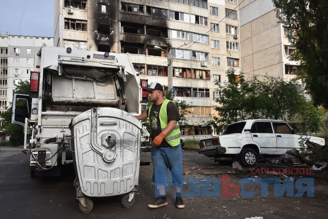 ФОТО Харків війна: Комунальники вивозять сміття з Північної Салтівки