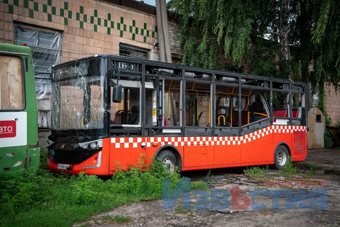 ФОТО Харків війна: Розстріляні автобуси Карсан ремонтують у майстернях