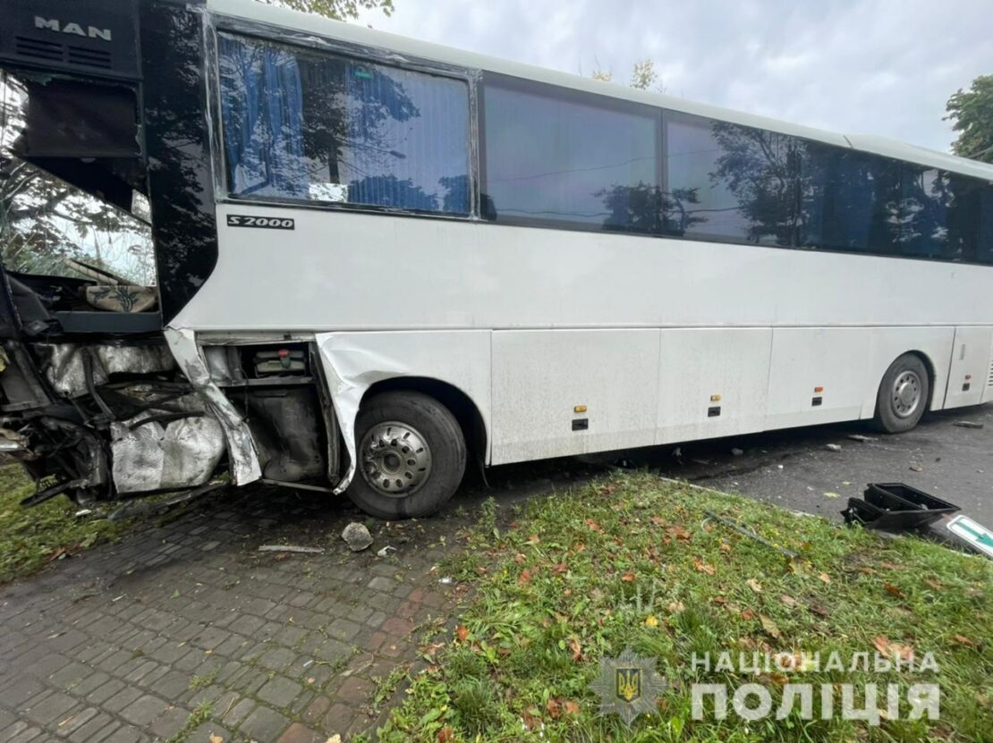 ДТП Харків: Автобус та два автомобіля зіткнулися на перехресті 