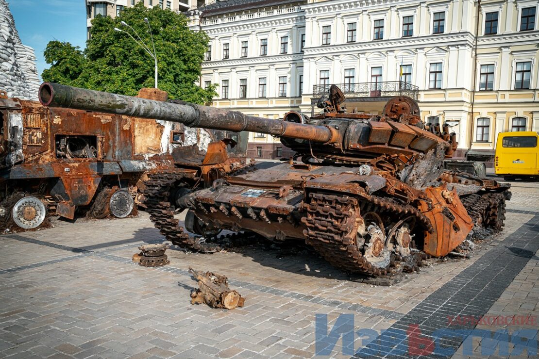 Фото війна Київ: Знищена російська техніка на Михайлівській площі 