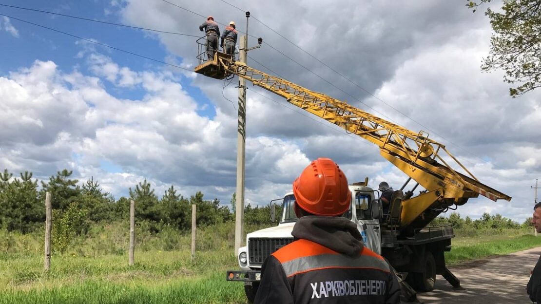 Новини Харкова: комунальники працюють над відновленням електроенергії