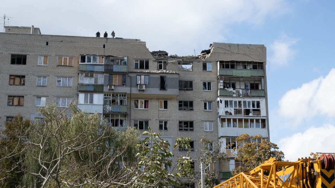 Новини Харкова: Відновлюють  багатоповерхівку після ракетного удару