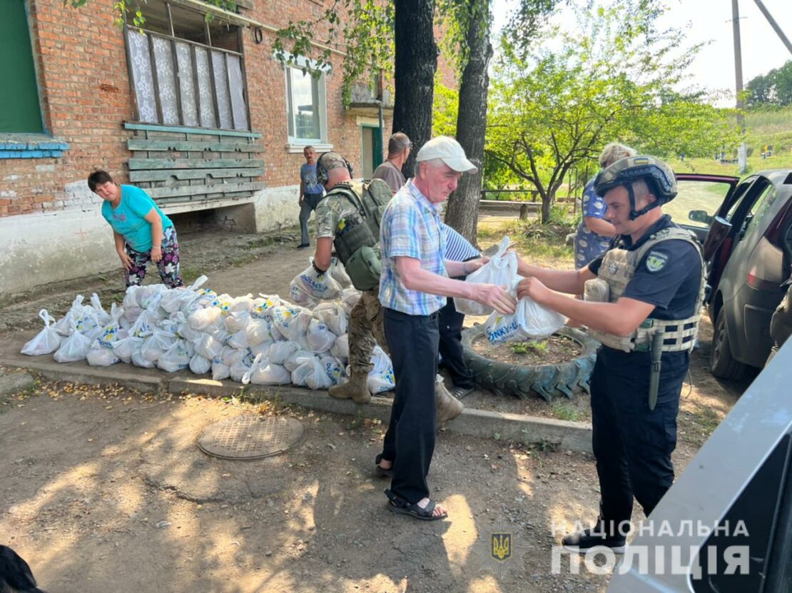 Поліцейські роздали гуманітарну допомогу жителям сіл Харківщини