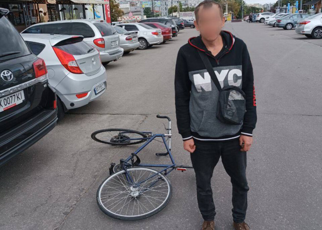 Новини Харкова: Зловмисник викрав велосипед з пошти на Салтівці