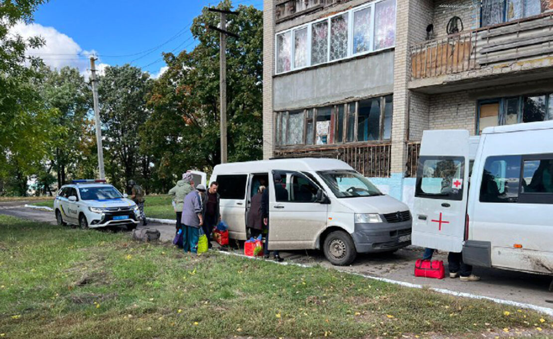 Новини Харківщини: Поліцейські евакуюють мешканців села Лук'янці