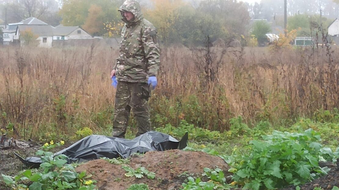 Під Харковом виявили масове поховання українських військових