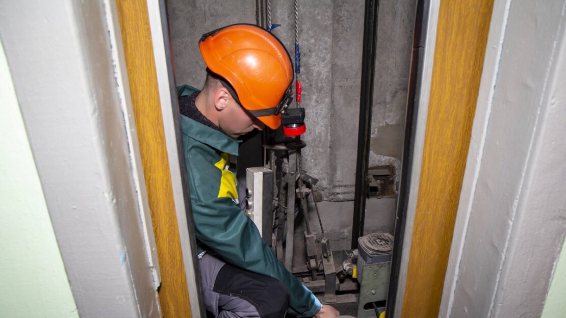 Новини Харків: Запускають ліфти в будинках, що постраждали від обстрілів