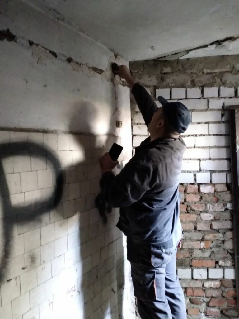 Новини Харків: У харківських багатоповерхівках облаштовують додаткові укриття