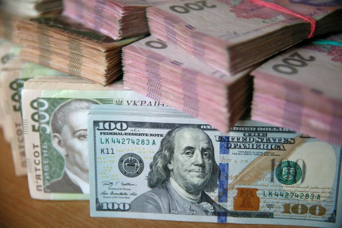 Новини України: НБУ скоротив продаж доларів у 2,7 разу