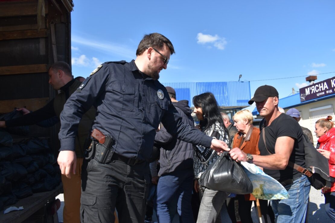 Поліцейські та волонтери привезли до Ізюму  продукти (фото)
