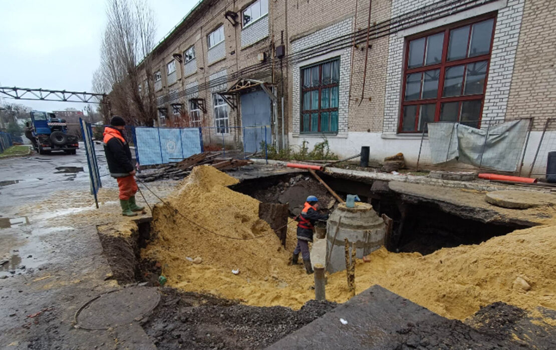 Новини Харкова: Комунальники відновлюють каналізаційні колодязі 