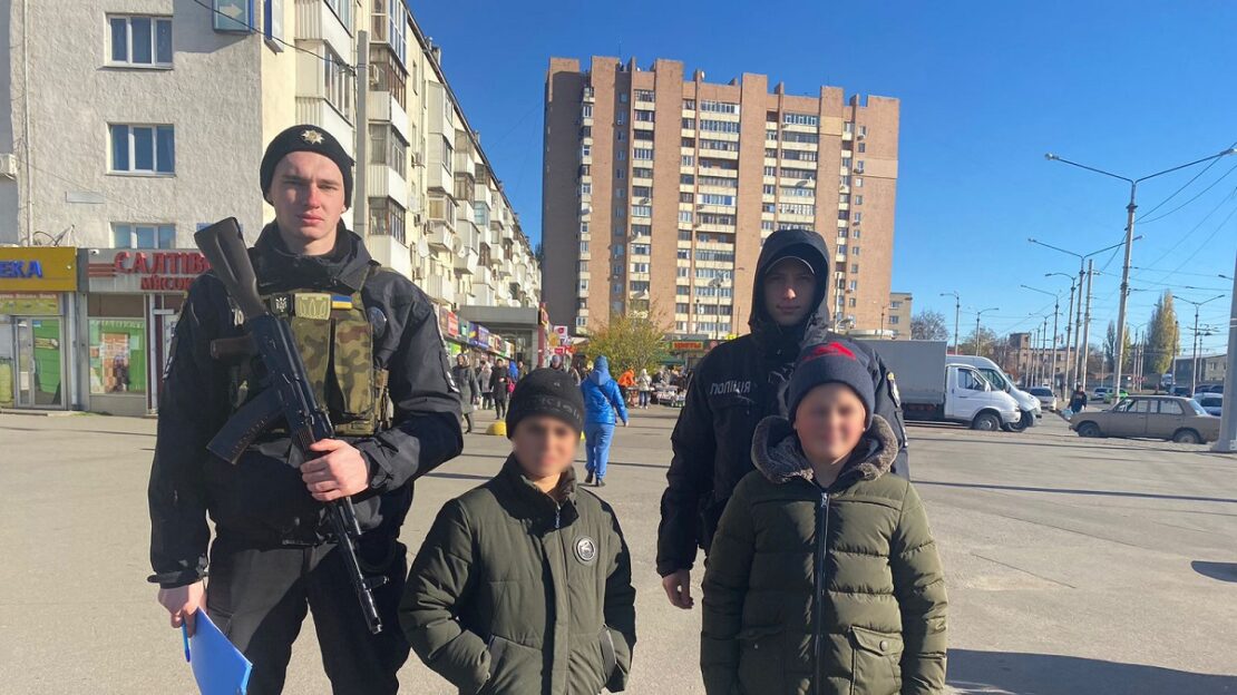 Новини Харкова: Неповнолітні продавали квіти посеред дороги