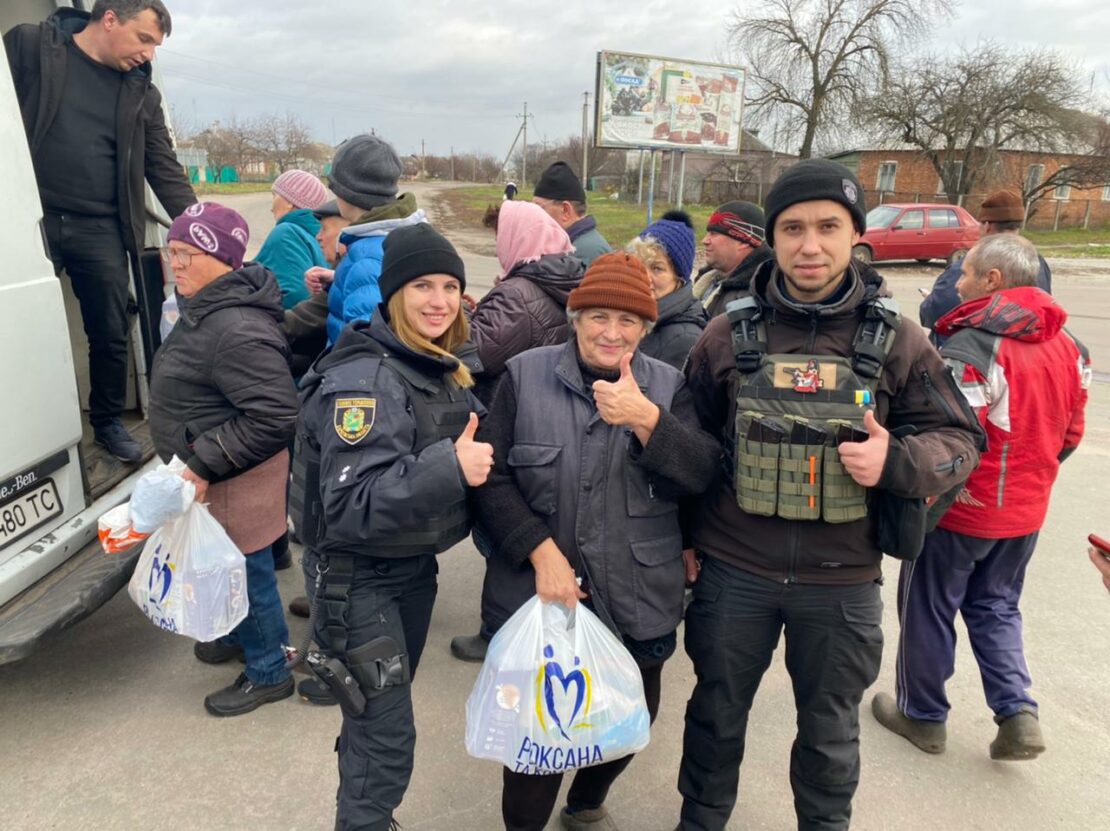 Новини Харкова: поліцейські доставили до Вовчанську 100 продуктових наборів