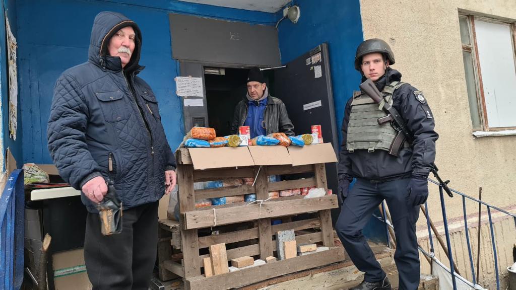 Новини Харкова: поліцейські розвезли гуманітарну допомогу на північній салтівці