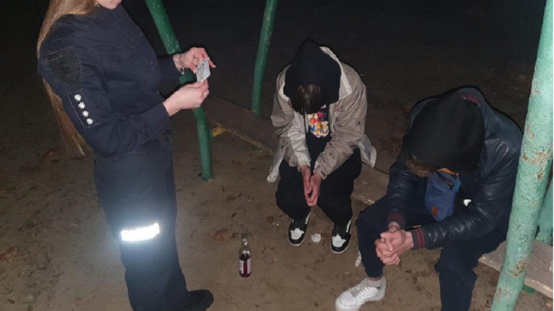 Новини Харкова: 13-річний хлопець пиячив на дитячому майданчику