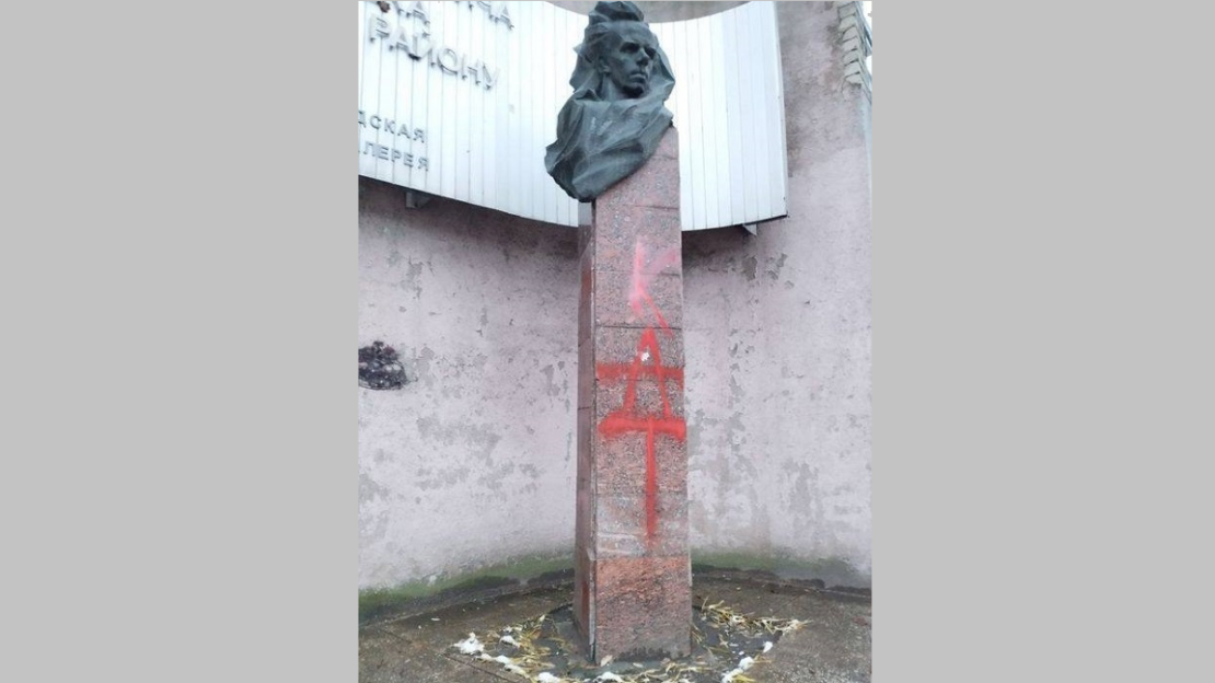 Новини Харкова: Розмалювали пам'ятник Миколі Островському