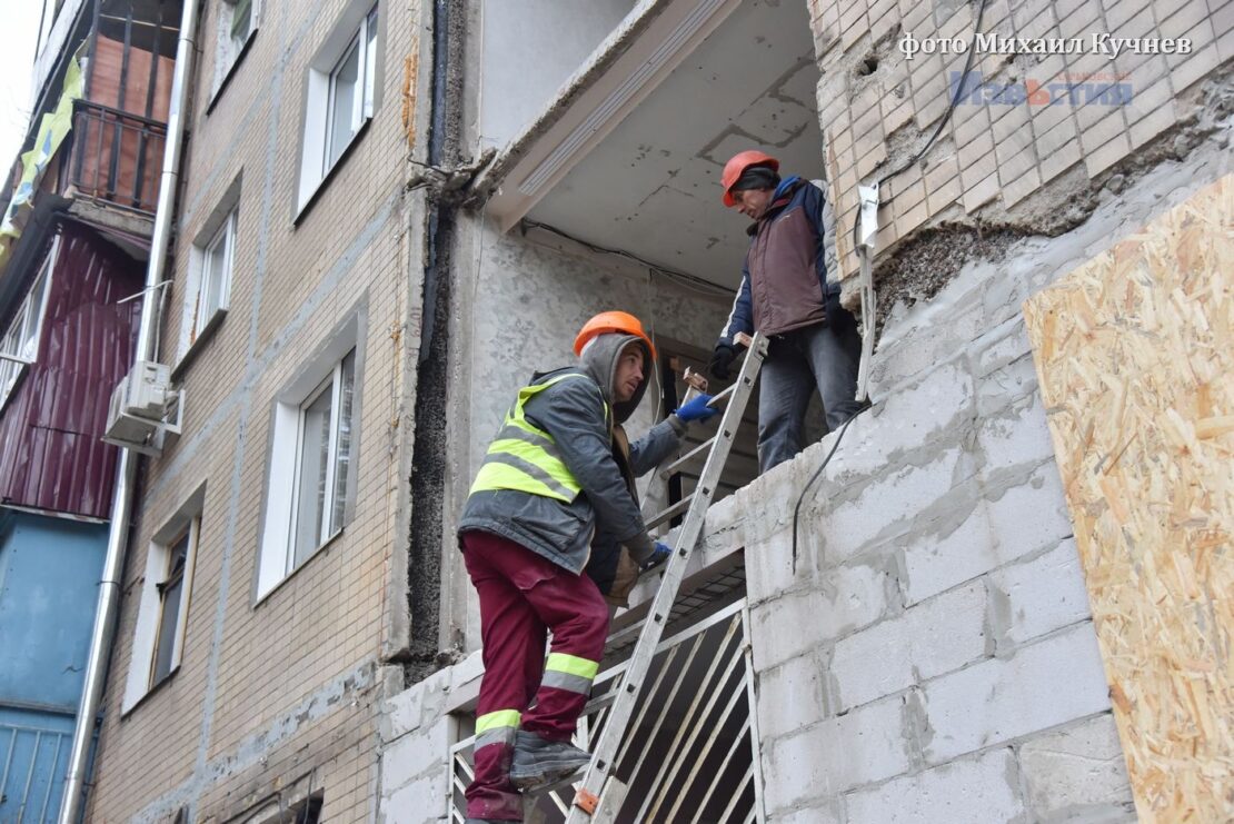 Новини Харкова: Відновлення після обстрілу будинка на Павловом Полі (фото)