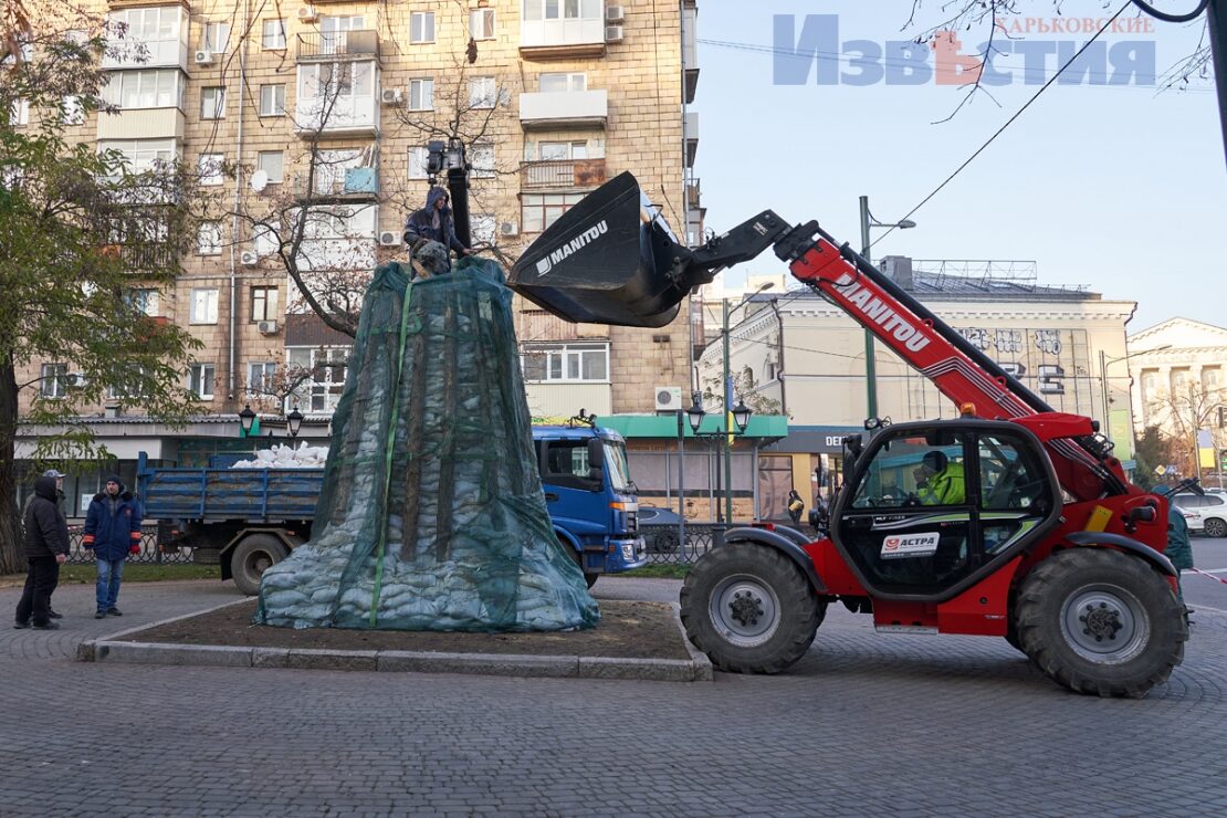 Новини Харкова: Як демонтували погруддя Пушкіна на площі Поезії