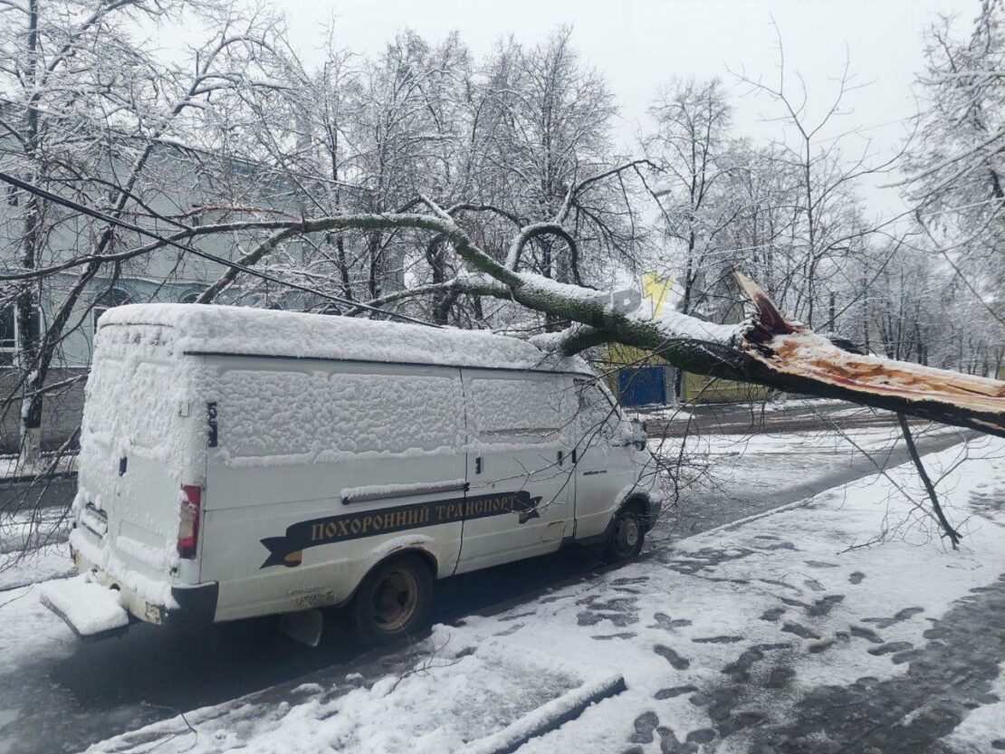 Новини Харкова: Комунальники чистять місто після нічного снігопада 