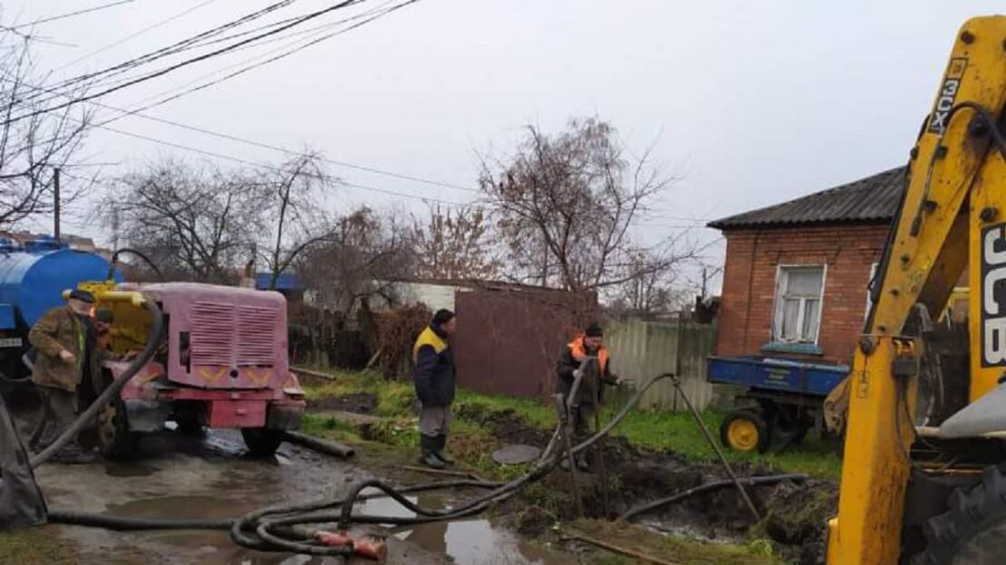 Новини Харкова: Комунальники ремонтують пошкоджені трубопроводи