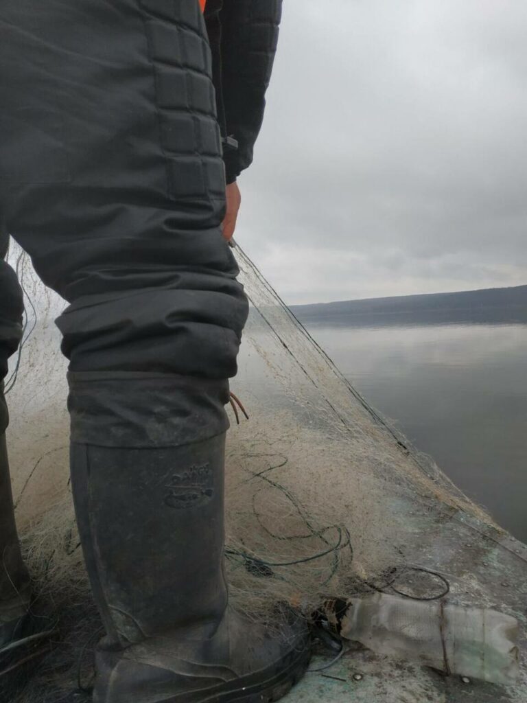 На водосховищі під Харковом браконьєр ловив рибу мисиновими сітками