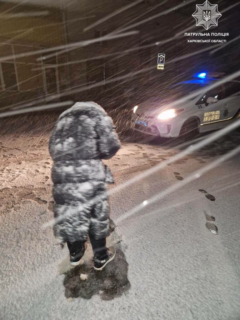 Новини Харкова: Патрульні врятували жінку, яка лежала на снігу