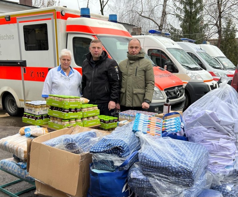 Новини Харкова: поліцейські доставили до шпиталю гуманітарний вантаж