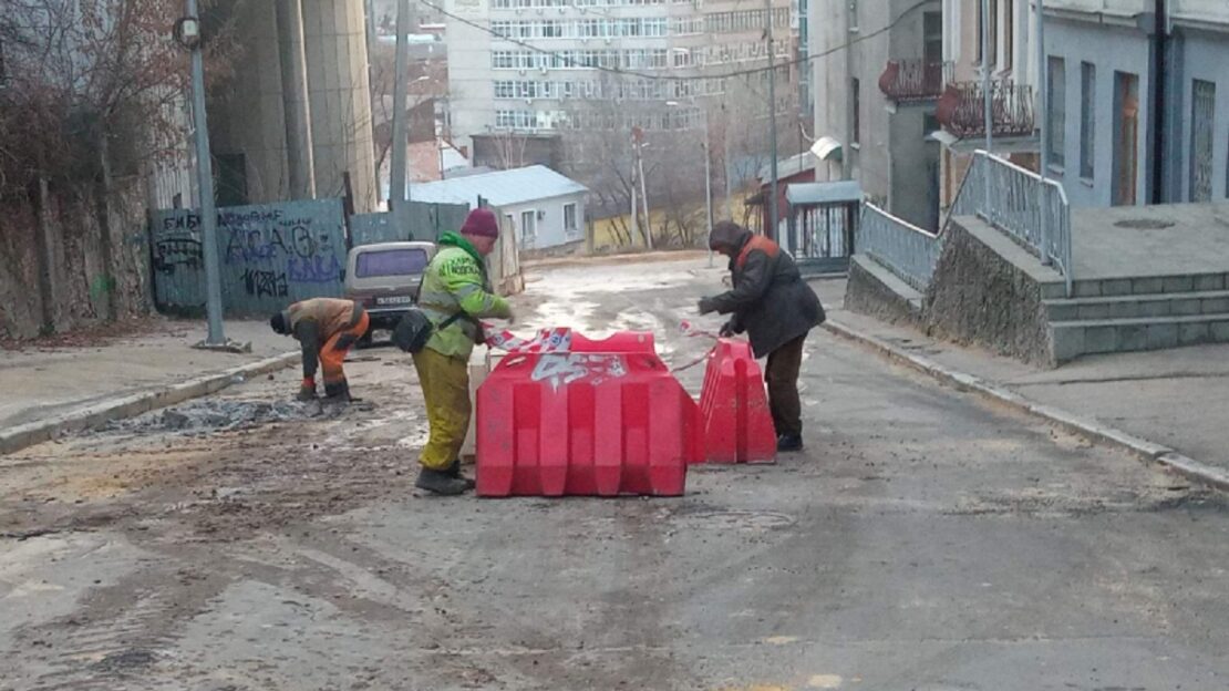 Новини Харкова: Комунальники ліквідують пошкодження на водоводах