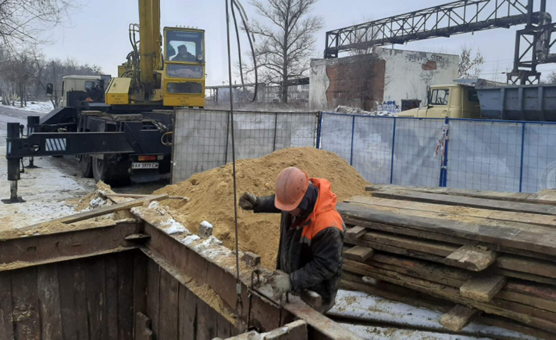 Новини Харкова: По вулиці Беркоса відновили каналізаційний колодязь