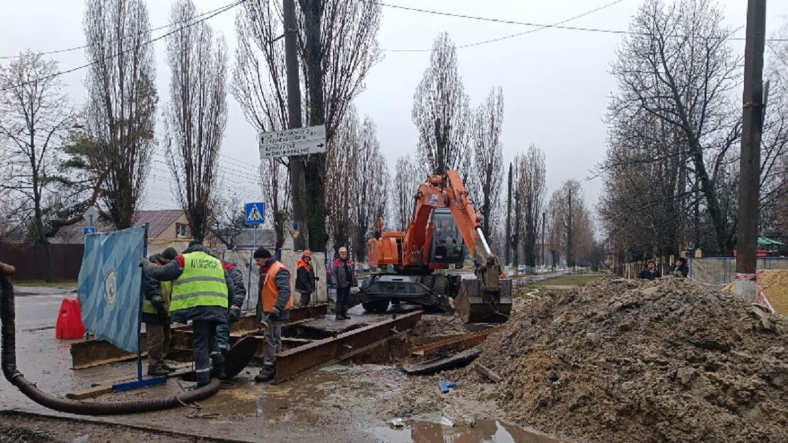 Новини Харкова: Аварія на каналізаційному колекторі у Новобаварському районі