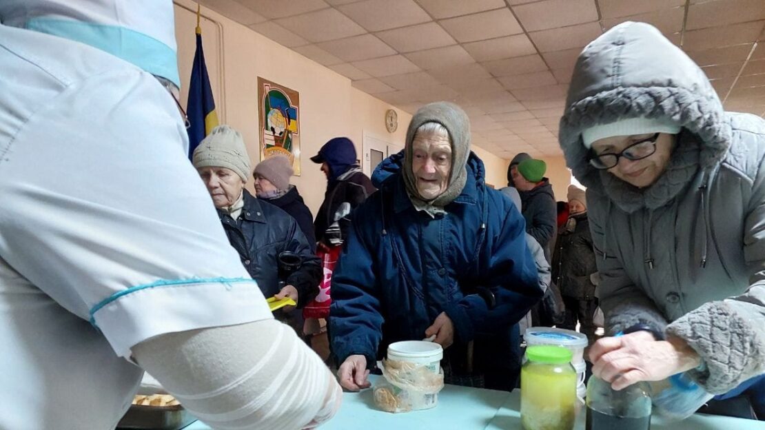 Новини Харкова: Люди продовжують отримувати безкоштовні обіди 