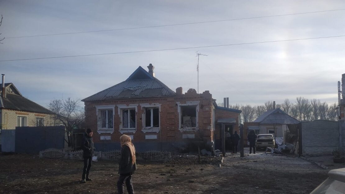 Зруйновані будинки та пошкоджена техніка: наслідки обстрілів Харківщини 