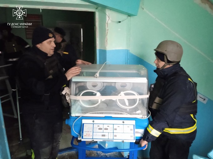 Новини Харкова: рятувальники перенесли мед.обладнання із зруйнованої лікарні у Куп'янську