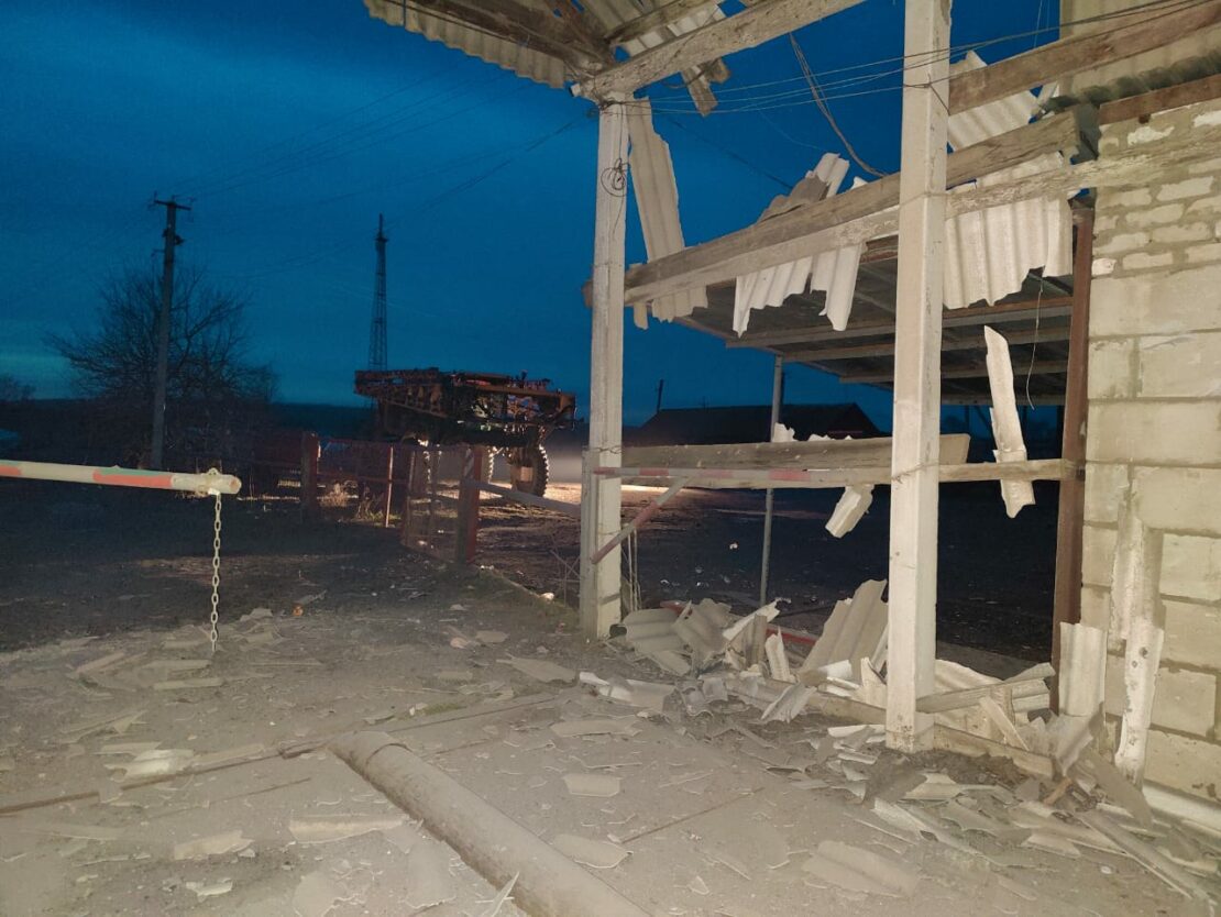 Зруйновані будинки та пошкоджена техніка: наслідки обстрілів Харківщини 