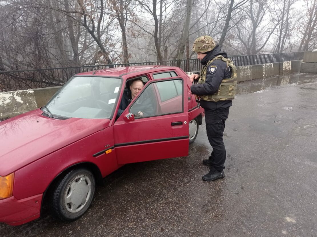 Новини Харкова: поліцейські на блокпостах перевірили 1590 авто