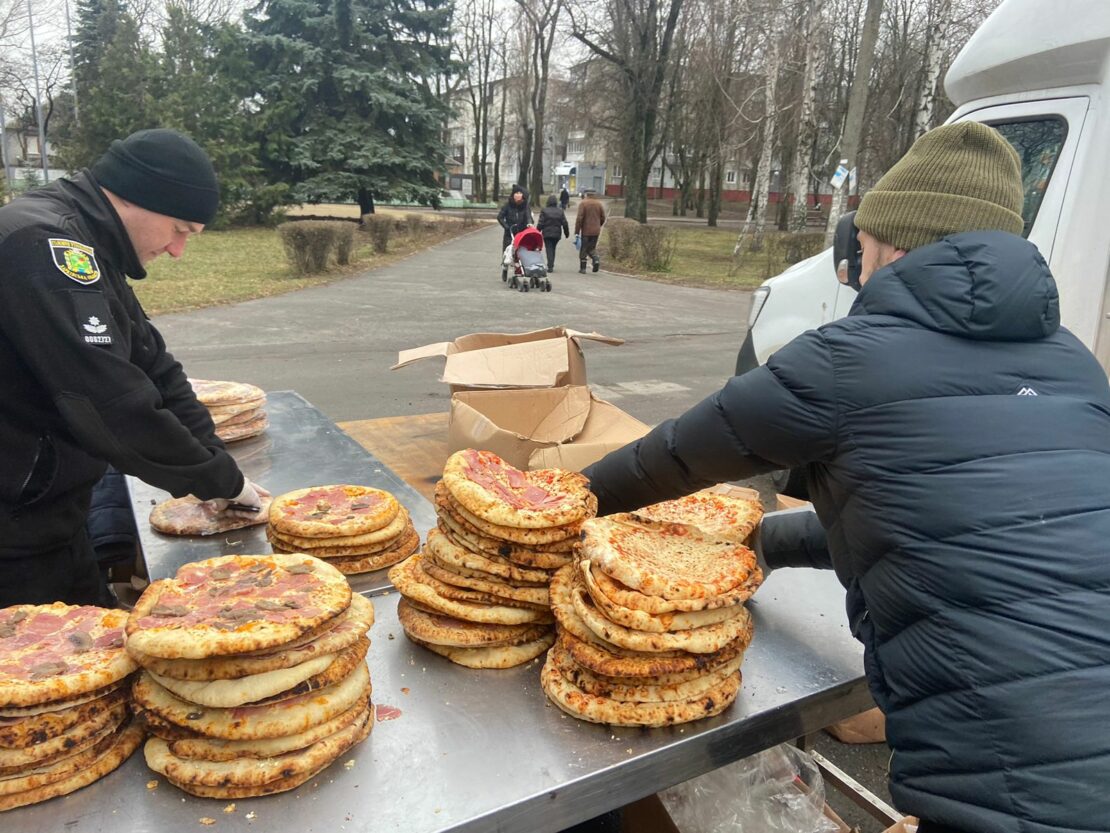 Новини Харкова: поліцейські спільно з волонтерами пригостили громадян піцою