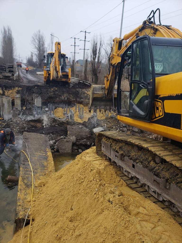 На Харківщині відновлюють міст в селі Вільхівка, який зруйнували окупанти
