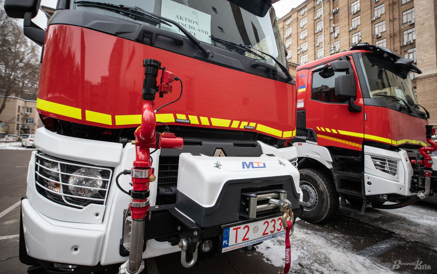 Рятувальникам Харкова передали сучасні авто для гасіння пожеж