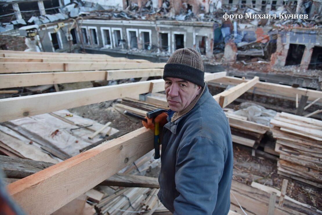 Палац праці у Харкові готують до зими — у будівлі з'явився дах (фото)