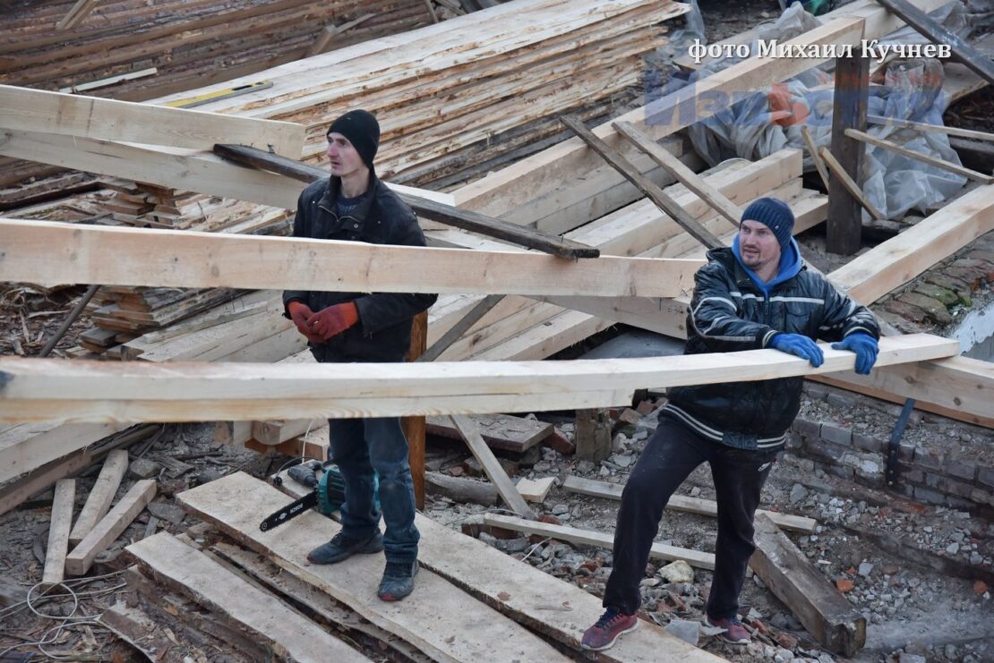 Палац праці у Харкові готують до зими — у будівлі з'явився дах (фото)