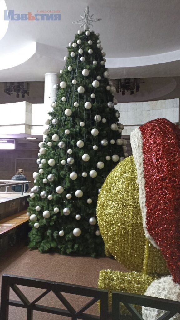 На станції метрополітену в Харкові встановили новорічну ялинку - фото
